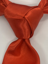 Load image into Gallery viewer, Trinity Knot - Red
